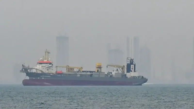 Kapal-kapal dagang terlihat berlabuh di perairan lepas pantai Uni Emirat Arab pada 2 Maret 2026 setelah Iran menutup Selat Hormuz di tengah eskalasi konflik Timur Tengah.