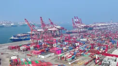 Deretan peti kemas dan kapal kargo di Pelabuhan Qingdao, Shandong, Tiongkok, 27 Februari 2026.