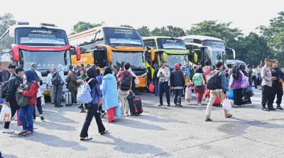 Penumpang menaiki bus angkutan umum saat arus mudik Lebaran 2026 di terminal.