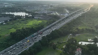 Kendaraan pemudik melintas di jalan tol saat arus mudik Lebaran 2026.
