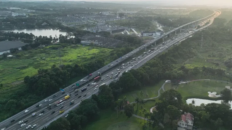Kendaraan pemudik melintas di jalan tol saat arus mudik Lebaran 2026.
