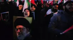 Pendukung pemerintah berkumpul di Teheran sambil meneriakkan slogan dan membawa poster Ayatollah Ali Khamenei setelah pengumuman resmi kematiannya, 1 Maret 2026.