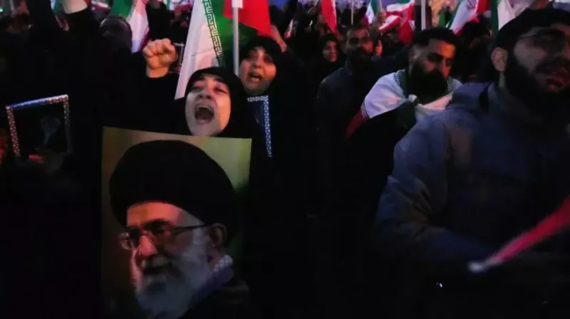 Pendukung pemerintah berkumpul di Teheran sambil meneriakkan slogan dan membawa poster Ayatollah Ali Khamenei setelah pengumuman resmi kematiannya, 1 Maret 2026.