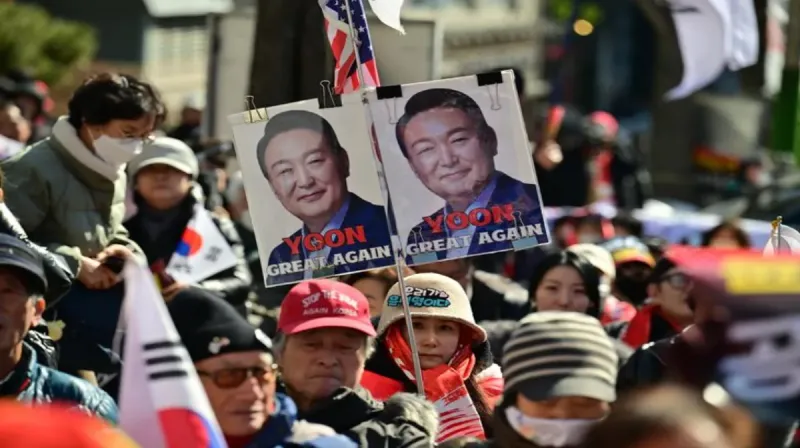 Massa pendukung membawa poster dan spanduk di luar Pengadilan Distrik Pusat Seoul, menyerukan pembebasan mantan Presiden Yoon Suk Yeol saat sidang vonis pemberontakan.