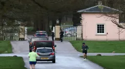 Kendaraan polisi dan petugas Thames Valley Police di luar Royal Lodge Windsor serta media berjaga di gerbang Sandringham pada 21 Februari 2026.