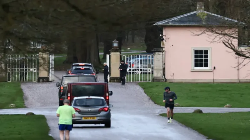 Kendaraan polisi dan petugas Thames Valley Police di luar Royal Lodge Windsor serta media berjaga di gerbang Sandringham pada 21 Februari 2026.