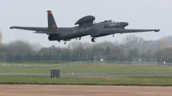 Pesawat pengintai U-2 Angkatan Udara AS lepas landas dari pangkalan RAF Fairford di Inggris untuk misi militer.