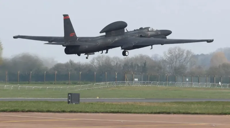 Pesawat pengintai U-2 Angkatan Udara AS lepas landas dari pangkalan RAF Fairford di Inggris untuk misi militer.