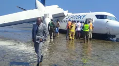 Pesawat Fokker 50 Starsky Aviation tergelincir ke laut di Mogadishu tanpa menimbulkan korban jiwa.