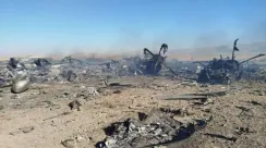 Puing pesawat militer Amerika Serikat di Iran dengan asap mengepul dalam foto yang dirilis Sepah News terkait operasi penyelamatan pilot AS.