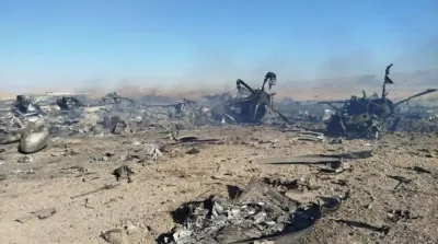 Puing pesawat militer Amerika Serikat di Iran dengan asap mengepul dalam foto yang dirilis Sepah News terkait operasi penyelamatan pilot AS.