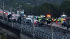 Petugas pemadam kebakaran dan anggota Garda Sipil Spanyol melakukan penanganan di lokasi kecelakaan kereta api di Adamuz, Cordoba.