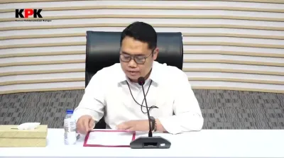 Plt Deputi Penindakan dan Eksekusi KPK Asep Guntur Rahayu menyampaikan keterangan pers mengenai dugaan invois fiktif dalam kasus suap percepatan eksekusi lahan PN Depok di Gedung Merah Putih KPK, Jakarta.
