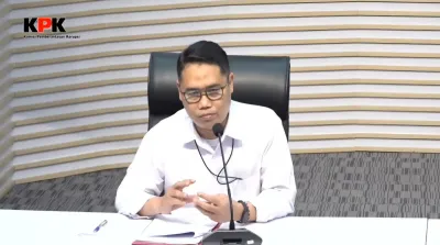 Plt Deputi Penindakan dan Eksekusi KPK Asep Guntur Rahayu menyampaikan penjelasan kepada media dalam konferensi pers kasus OTT Bupati Pekalongan di Gedung Merah Putih KPK, Jakarta.