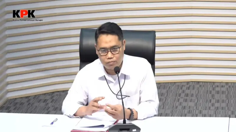 Plt Deputi Penindakan dan Eksekusi KPK Asep Guntur Rahayu menyampaikan penjelasan kepada media dalam konferensi pers kasus OTT Bupati Pekalongan di Gedung Merah Putih KPK, Jakarta.