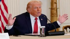 Presiden Amerika Serikat Donald Trump berbicara kepada wartawan di Gedung Putih mengenai isu Greenland dan keamanan nasional.