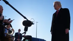 Presiden AS Donald Trump berbicara kepada wartawan di Fort Bragg, pangkalan utama militer Angkatan Darat Amerika Serikat di North Carolina, Jumat 13 Februari 2026.