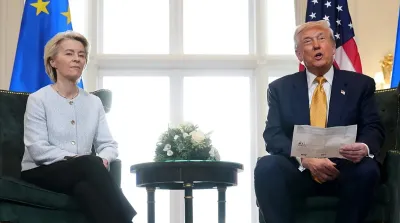 Donald Trump dan Ursula von der Leyen usai penandatanganan awal perjanjian perdagangan Uni Eropa–AS di Brussels.
