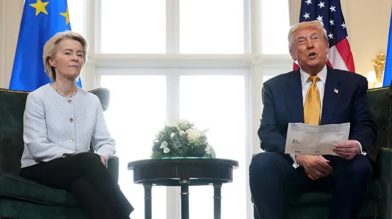 Donald Trump dan Ursula von der Leyen usai penandatanganan awal perjanjian perdagangan Uni Eropa–AS di Brussels.