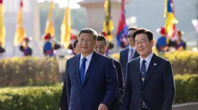 Presiden Korea Selatan Lee Jae Myung dengan Presiden Tiongkok Xi Jinping di Beijing, membahas kerja sama ekonomi dan perdamaian Semenanjung Korea.