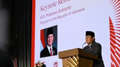 Presiden Prabowo Subianto berbicara di podium dalam forum bisnis internasional di U.S. Chamber of Commerce, Washington DC, menyoroti reformasi ekonomi, stabilitas fiskal, dan pemberantasan korupsi.