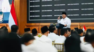 Prabowo Subianto memimpin rapat di Istana dan memerintahkan evaluasi serta pencabutan izin tambang bermasalah di kawasan hutan.