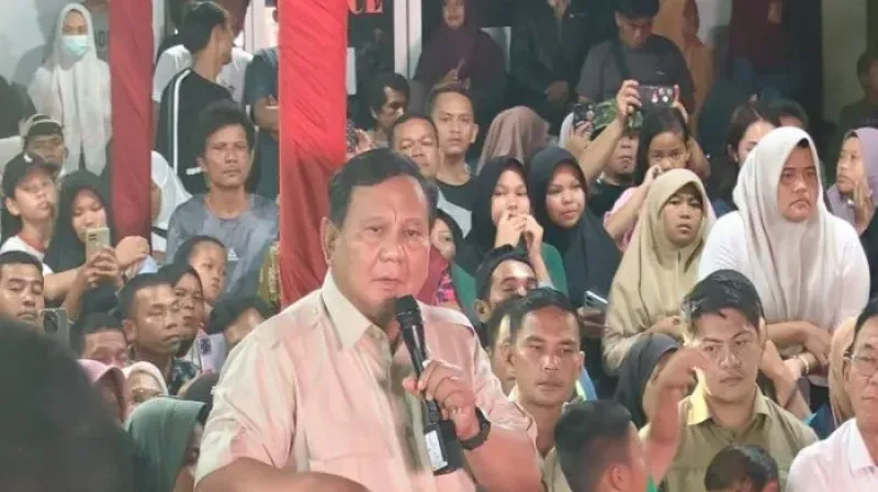 Presiden Prabowo Subianto menyapa warga di posko pengungsian Desa Batu Hula saat malam Tahun Baru 2026.