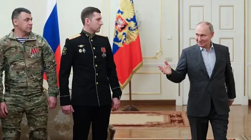 Presiden Rusia Vladimir Putin memberi isyarat saat berbicara kepada para prajurit Rusia yang berpartisipasi dalam perang di Ukraina di kediamannya dekat Moskow, 1 Januari 2024