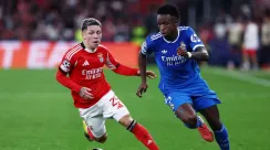 Gianluca Prestianni (Benfica) dan Vinicius Junior (Real Madrid) di lapangan saat laga Liga Champions di Lisbon, 17 Februari 2026, usai insiden dugaan hinaan rasis.