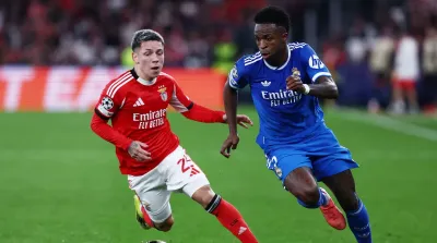 Gianluca Prestianni (Benfica) dan Vinicius Junior (Real Madrid) di lapangan saat laga Liga Champions di Lisbon, 17 Februari 2026, usai insiden dugaan hinaan rasis.