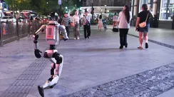Robot humanoid Titan o1 meniru gerakan operator manusia secara real-time menggunakan teknologi motion capture dan AI di Hangzhou, China.