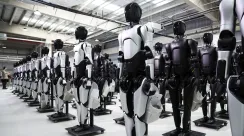 Robot industri bekerja di lini produksi pabrik manufaktur di Shanghai sebagai bagian dari pengembangan teknologi dan otomasi industri China.