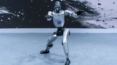 Robot Unitree menampilkan gerakan bela diri dalam demonstrasi teknologi di Guangzhou, Guangdong, 5 Desember 2025.