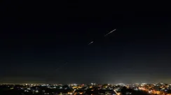 Lintasan rudal Iran terlihat di langit Israel pada malam hari saat perang antara Iran dan Israel memasuki hari ketujuh.