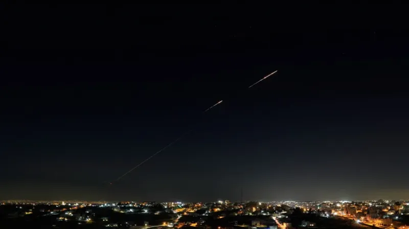 Lintasan rudal Iran terlihat di langit Israel pada malam hari saat perang antara Iran dan Israel memasuki hari ketujuh.