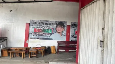 Gedung rumah aspirasi Bupati Lebak Hasbi Jayabaya di Rangkasbitung yang disegel dan dikosongkan dari berbagai barang.