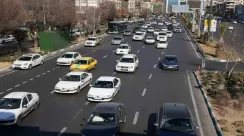 Kendaraan melintas di pusat kota Teheran saat situasi relatif normal setelah aksi protes di Iran mereda.