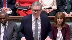 Keir Starmer memberikan pernyataan pers tentang kebijakan keamanan daring baru Inggris untuk melindungi anak-anak dari bahaya AI dan media sosial.