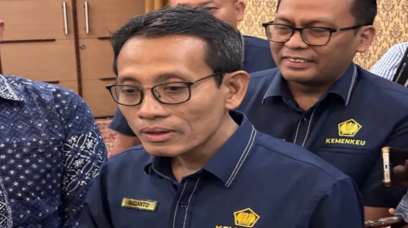 Direktur Utama Lembaga Pengelola Dana Pendidikan (LPDP) Sudarto memberikan pernyataan kepada media mengenai polemik brain drain dan sanksi bagi alumni beasiswa yang tidak memenuhi kewajiban pengabdian.