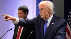 Presiden Amerika Serikat Donald Trump menyampaikan pengumuman tarif global 10 persen dalam konferensi pers di Washington.