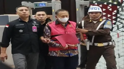 Petugas Kejaksaan Agung mendampingi tersangka kasus dugaan korupsi ekspor crude palm oil (CPO) dan produk turunannya di Gedung Jampidsus Kejaksaan Agung, Jakarta.