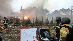 Sejumlah petugas penyelamat berkumpul di markas operasional bergerak sambil berkoordinasi pasca serangan Rusia di desa Sofiivska Borshchahivka, wilayah Kyiv, Ukraina, 22 Februari 2026.