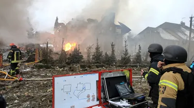 Sejumlah petugas penyelamat berkumpul di markas operasional bergerak sambil berkoordinasi pasca serangan Rusia di desa Sofiivska Borshchahivka, wilayah Kyiv, Ukraina, 22 Februari 2026.