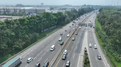 Kendaraan padat di Tol Jakarta-Cikampek saat arus mudik Lebaran 2026 menuju Trans Jawa.