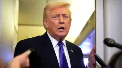 Donald Trump berbicara kepada wartawan di dalam Air Force One usai menolak meminta maaf atas unggahan video bernuansa rasis tentang keluarga Obama.
