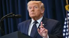 Presiden Amerika Serikat Donald Trump memberikan pernyataan terkait ancaman Iran di Selat Hormuz dalam konferensi pers di Miami.