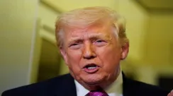 Presiden AS Donald Trump berada di dalam pesawat Air Force One saat melakukan perjalanan dinas kenegaraan.