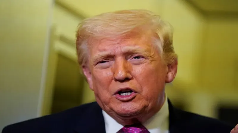 Presiden AS Donald Trump berada di dalam pesawat Air Force One saat melakukan perjalanan dinas kenegaraan.