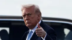 Donald Trump berbicara kepada wartawan tentang perang Iran dan Selat Hormuz.
