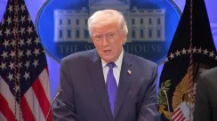 Donald Trump di Gedung Putih dengan latar Mahkamah Agung AS dan Gedung Capitol menjelang pidato kenegaraan 24 Februari 2026.